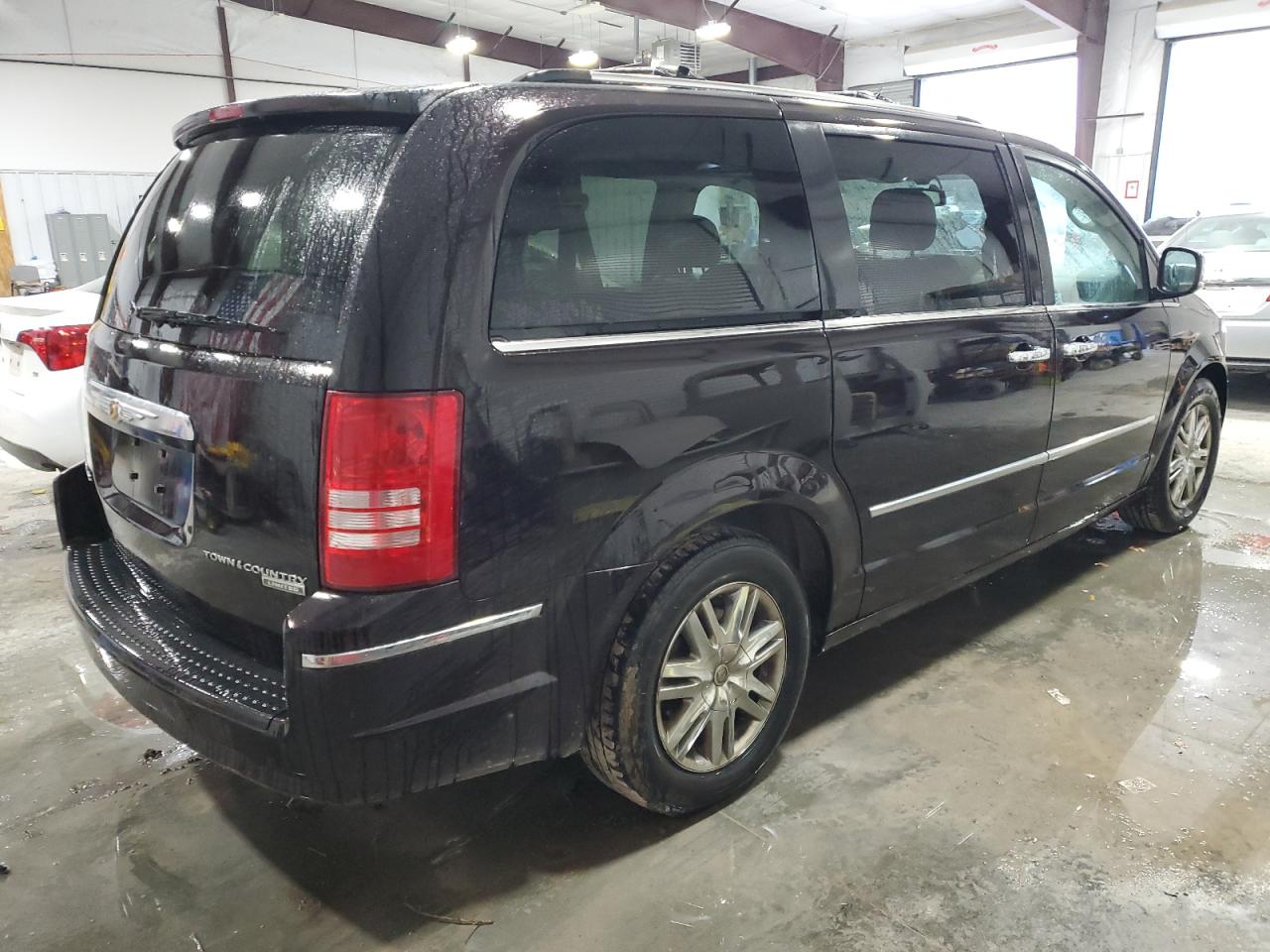 2010 Chrysler Town & Country - Image 3