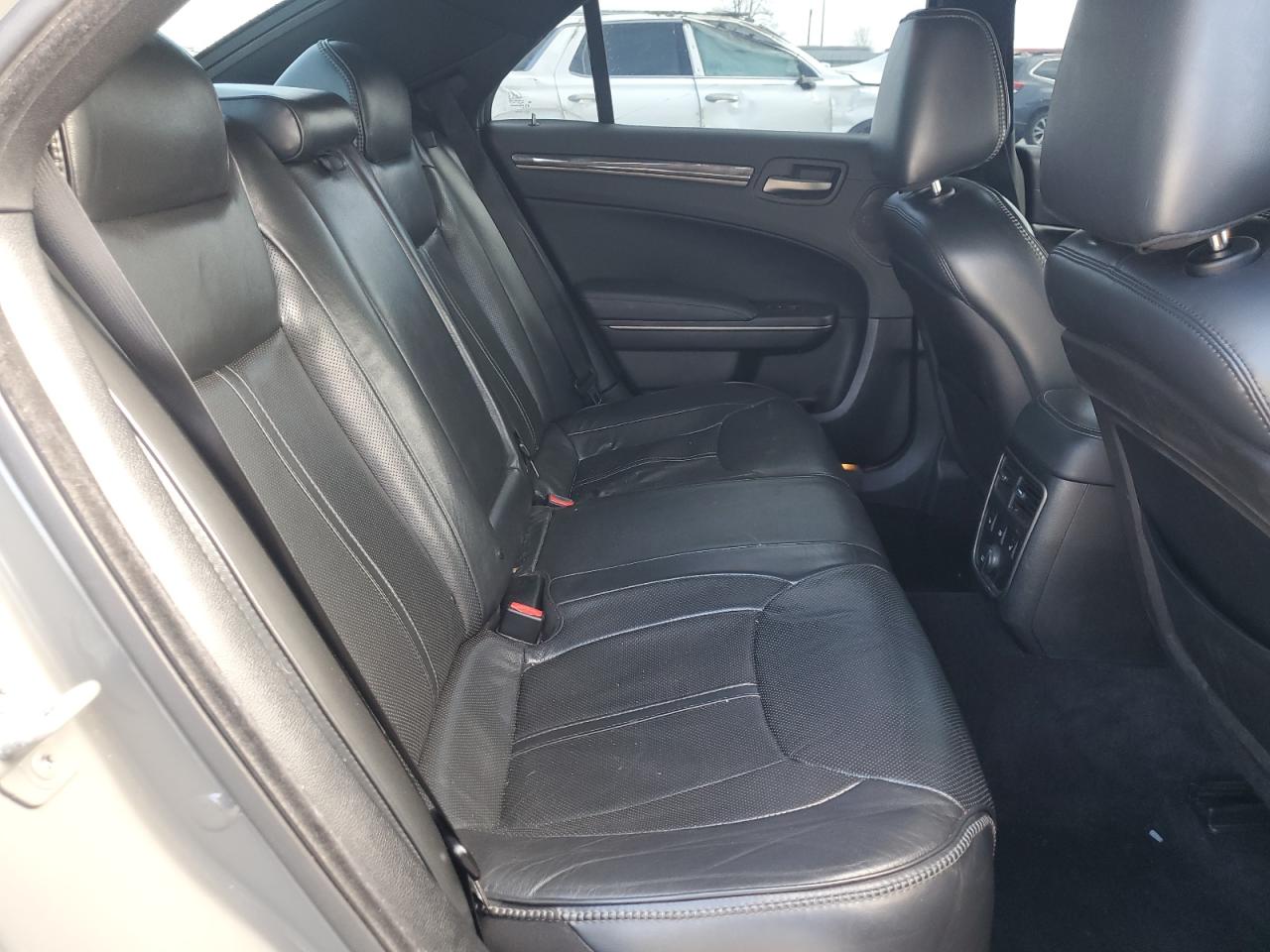 2013 Chrysler 300 - Image 10