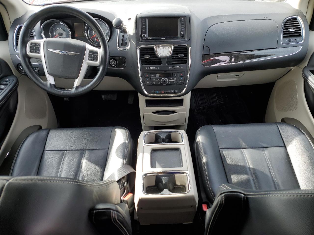 2016 Chrysler Town & Country - Image 8