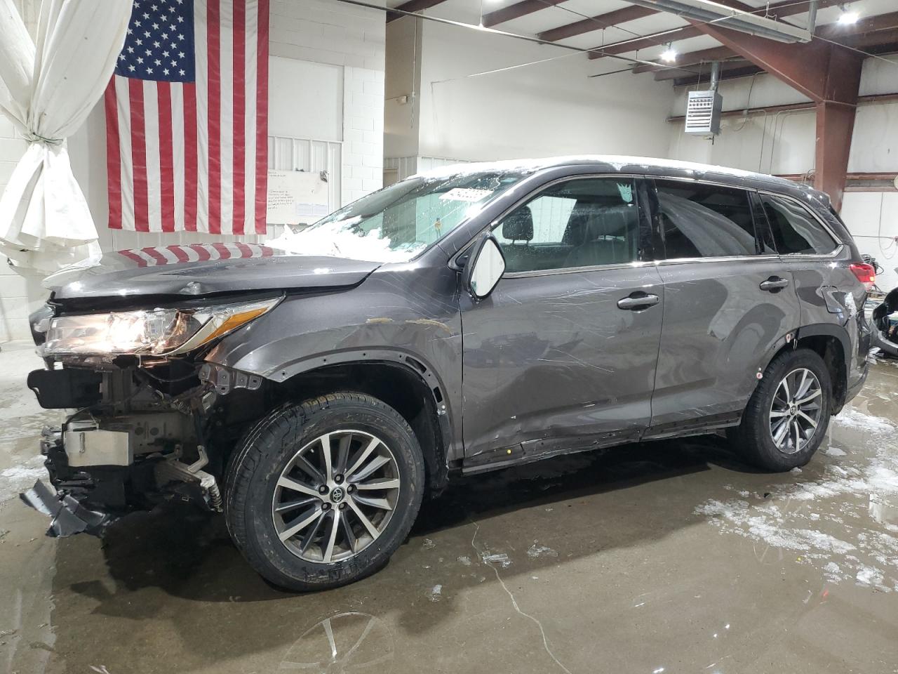 2018 Toyota Highlander - Image 1