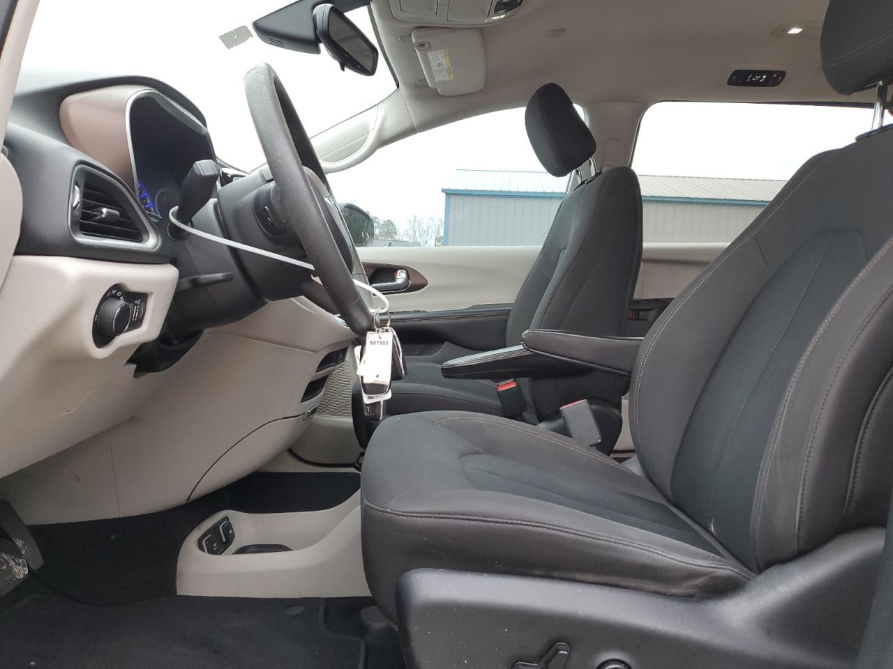 2017 Chrysler Pacifica - Image 7