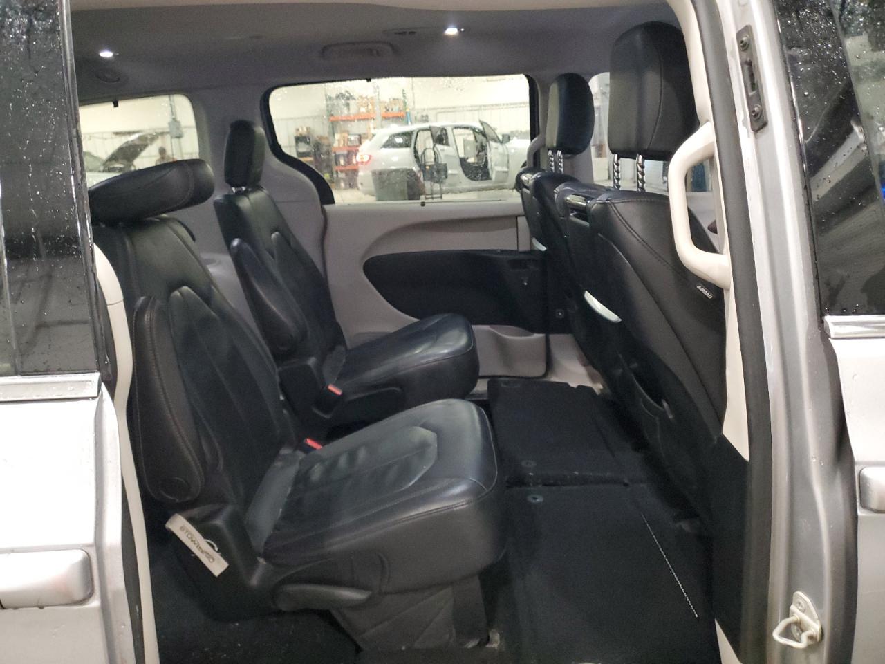 2017 Chrysler Pacifica - Image 11