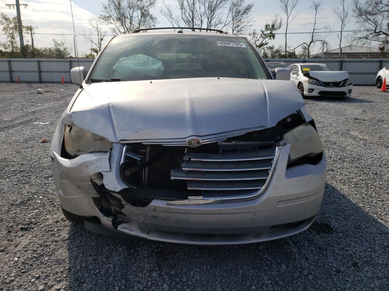 2010 Chrysler Town & Country - Image 5