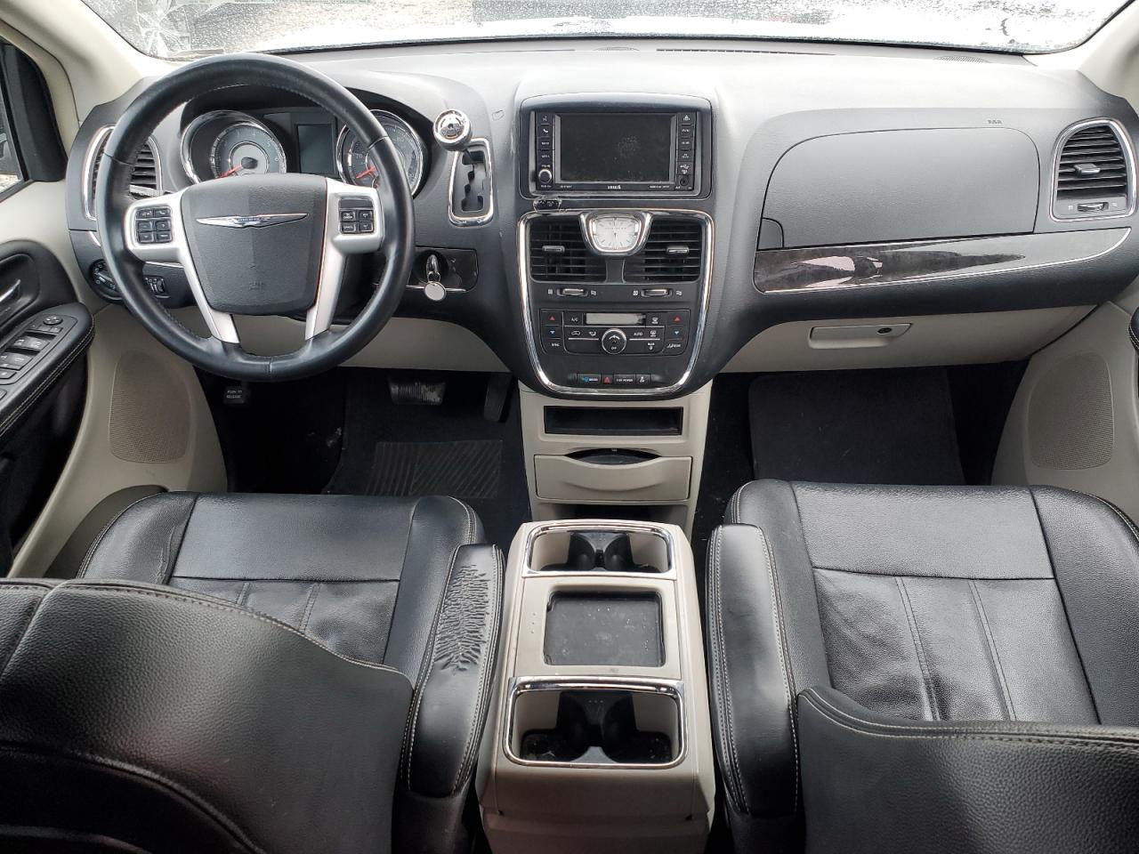 2016 Chrysler Town & Country - Image 8