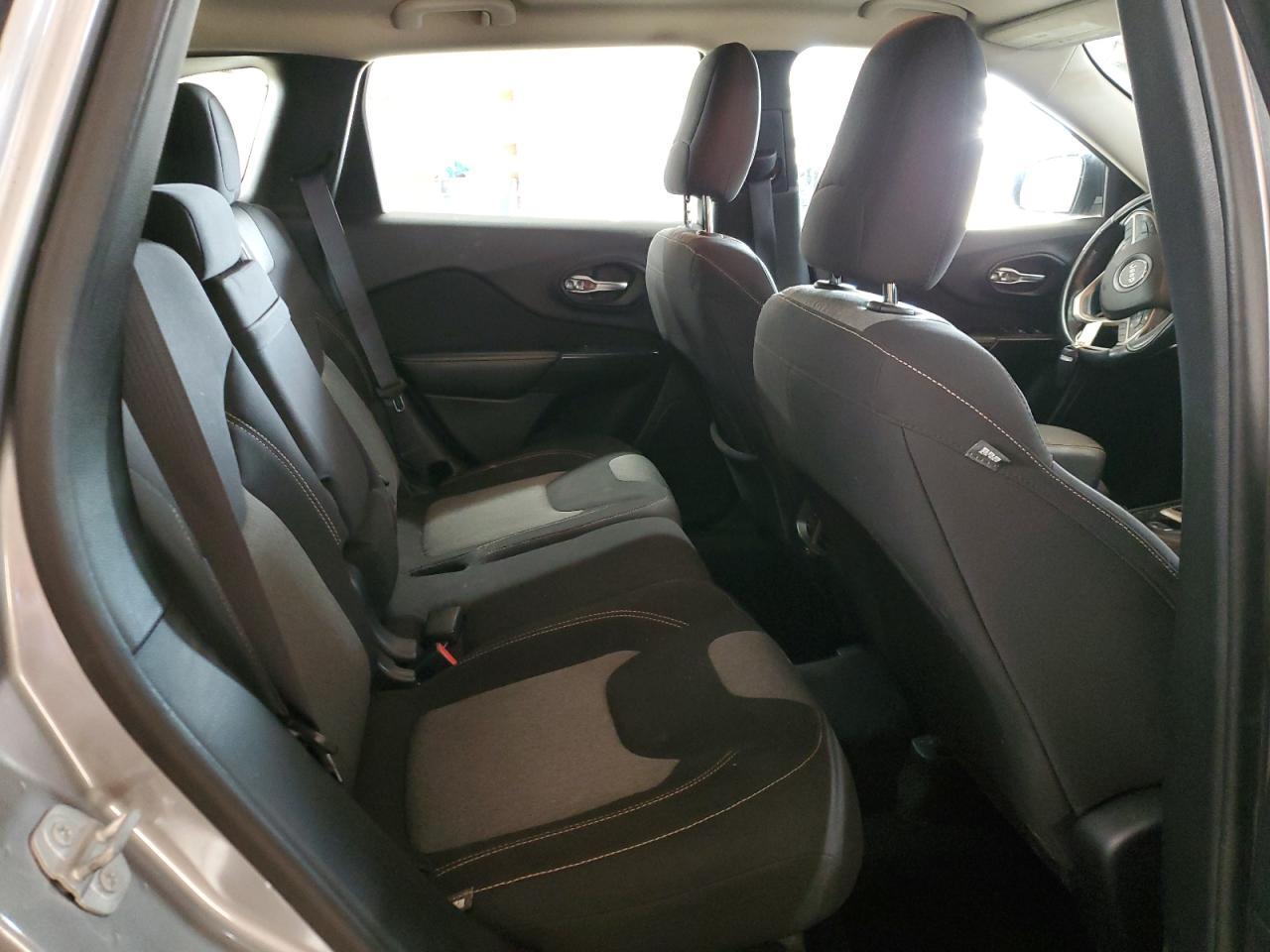 2016 Jeep Grand Cherokee - Image 11