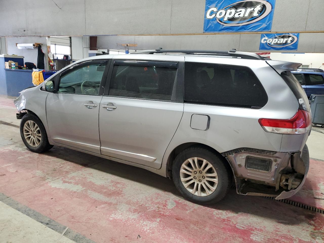 2013 Toyota Sienna - Image 2