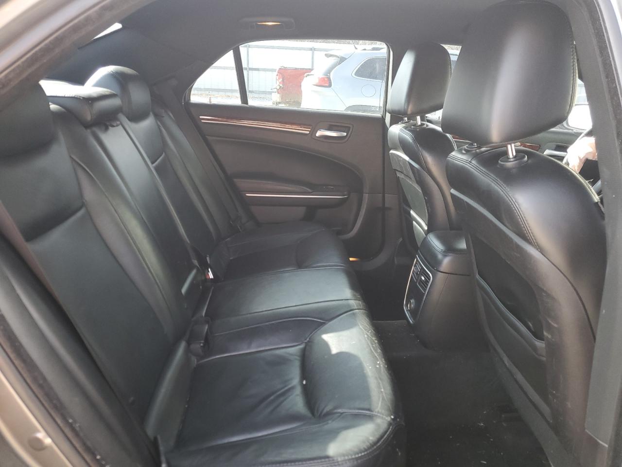 2012 Chrysler 300 - Image 10