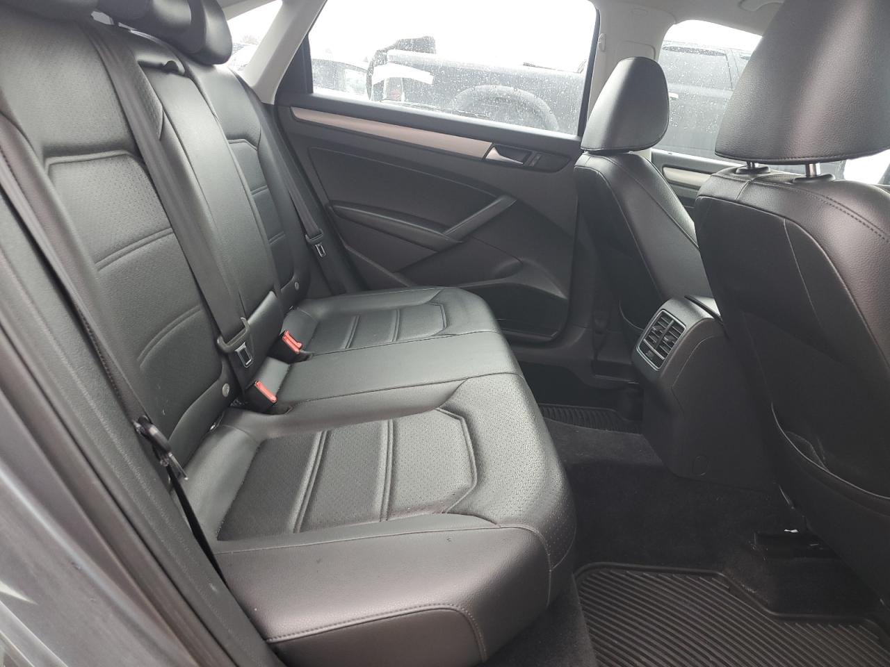 2014 Volkswagen Passat - Image 10