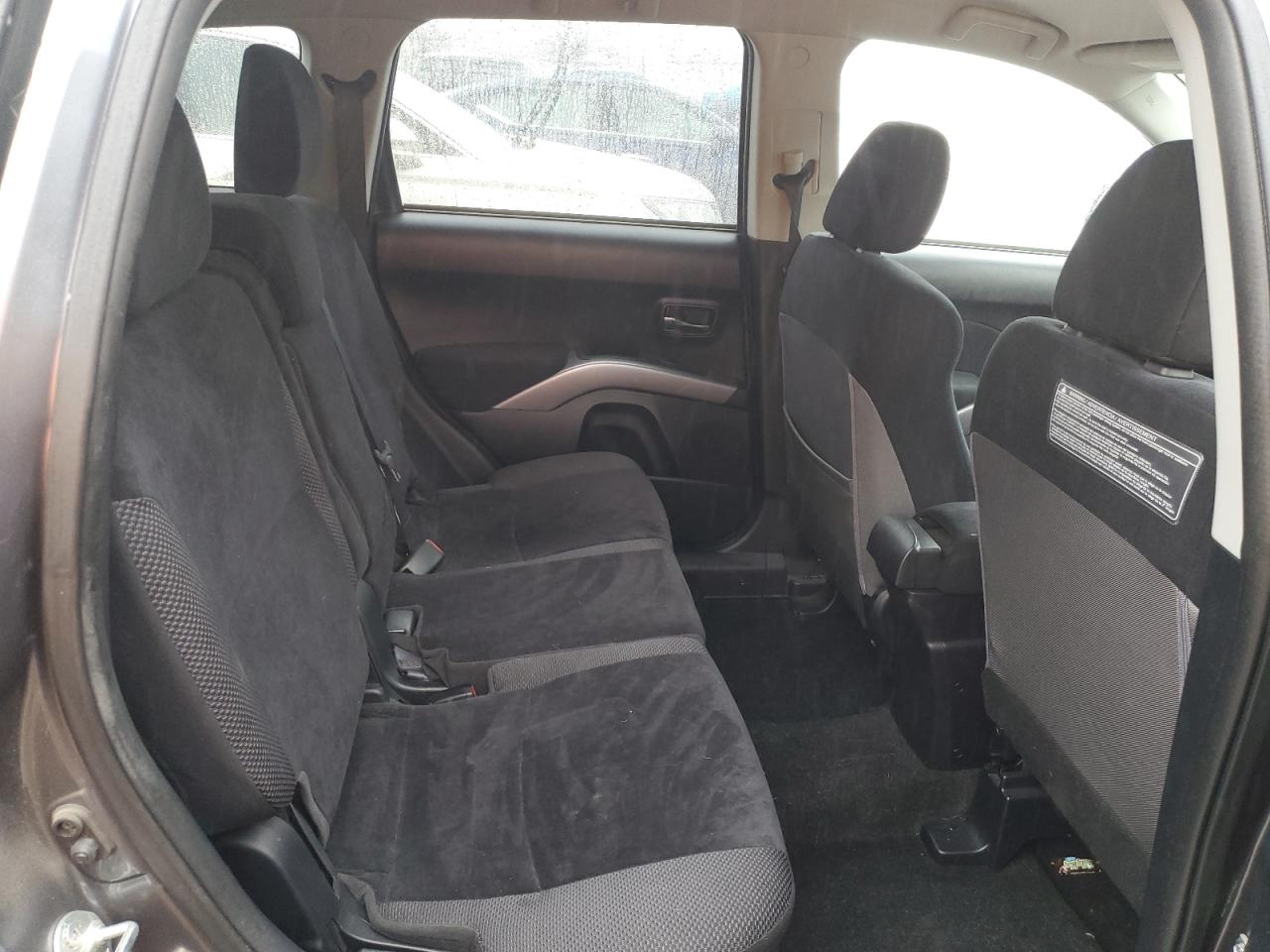 2012 Mitsubishi Outlander - Image 11