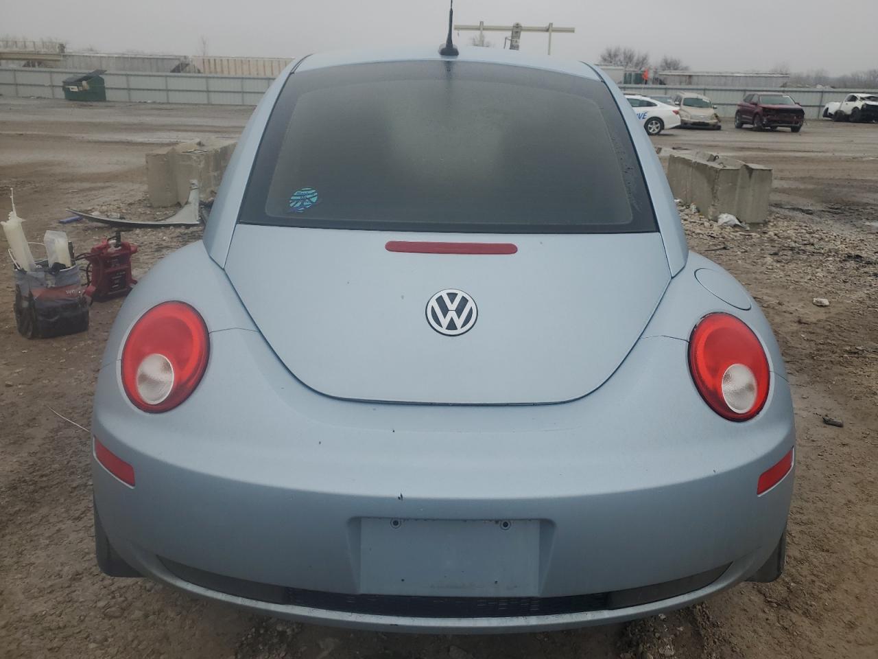 2010 Volkswagen Beetle - Image 6