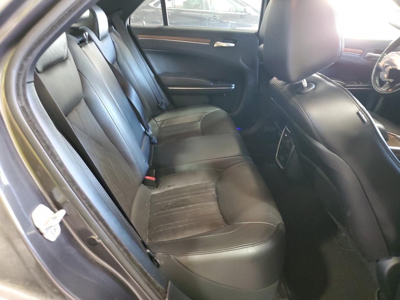 2018 Chrysler 300 - Image 10
