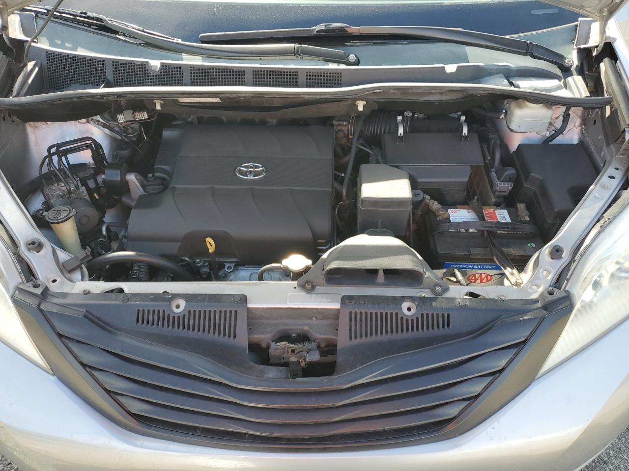 2015 Toyota Sienna - Image 13