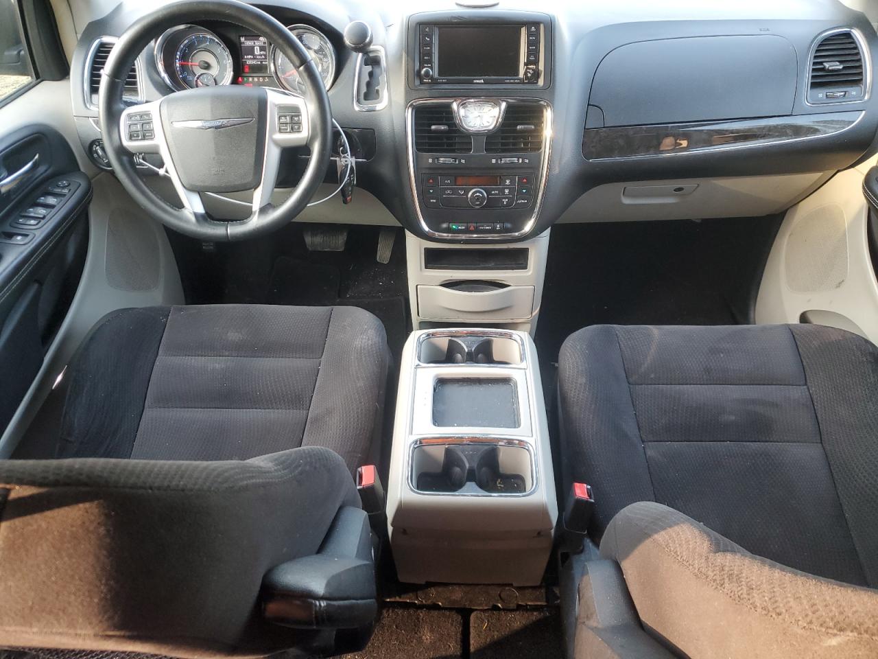 2014 Chrysler Town & Country - Image 8