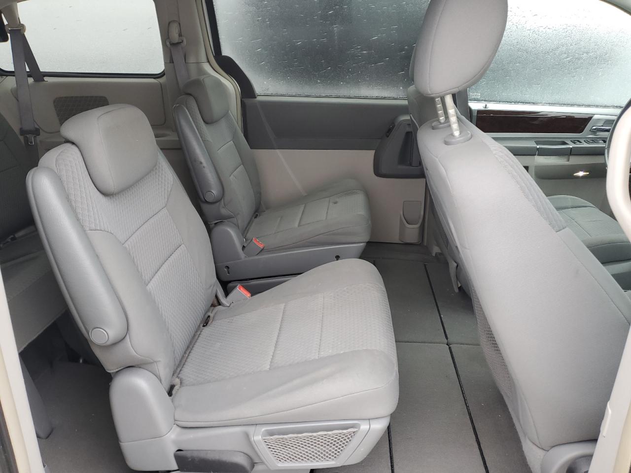 2010 Chrysler Town & Country - Image 11