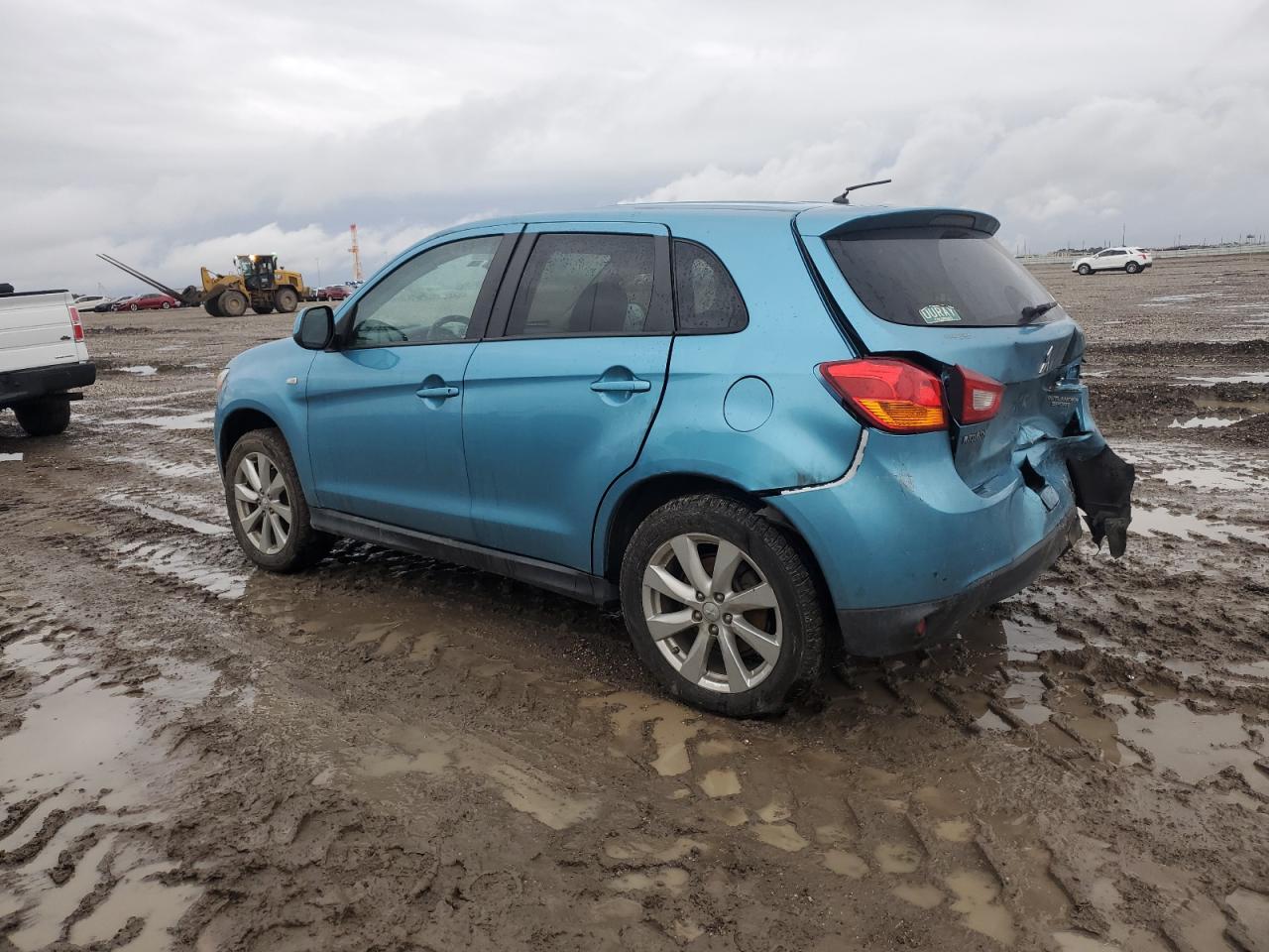 2014 Mitsubishi Outlander - Image 2