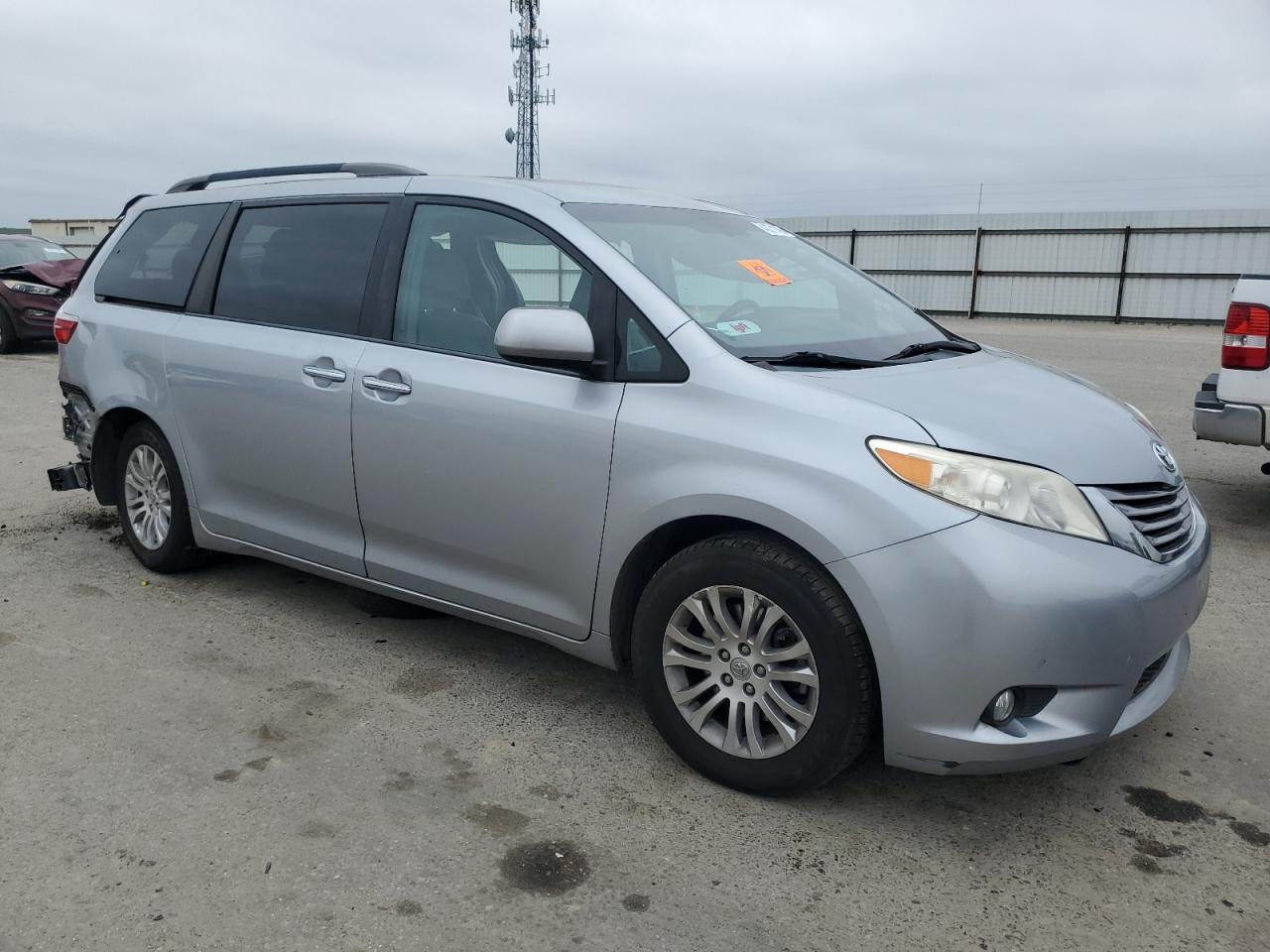2015 Toyota Sienna - Image 4