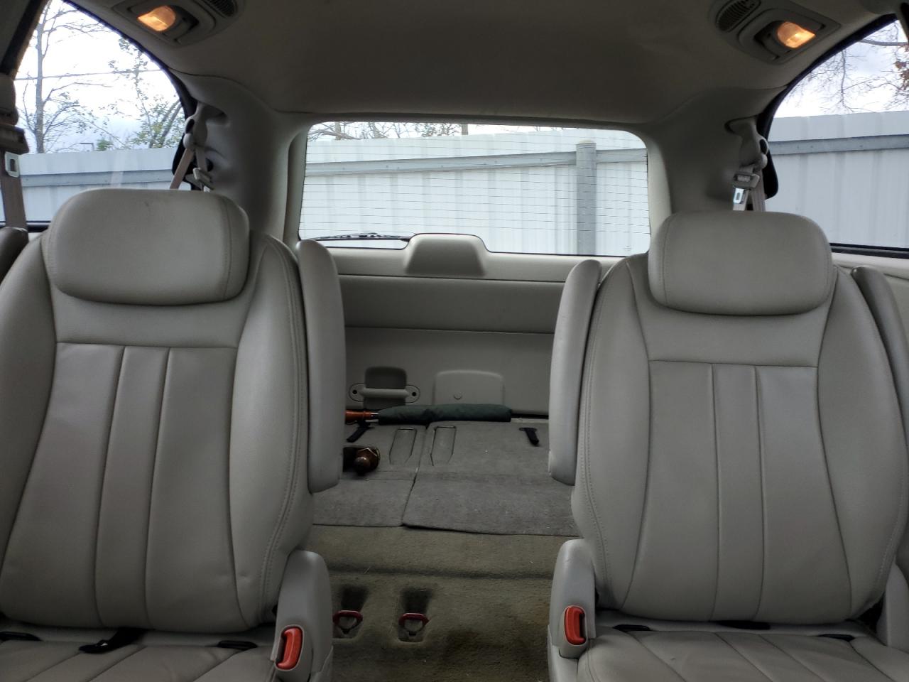 2005 Chrysler Town & Country - Image 10