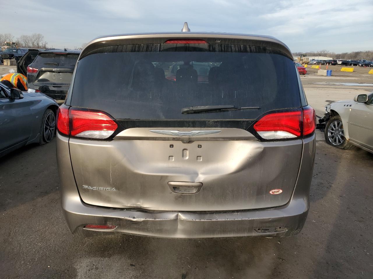 2017 Chrysler Pacifica - Image 6