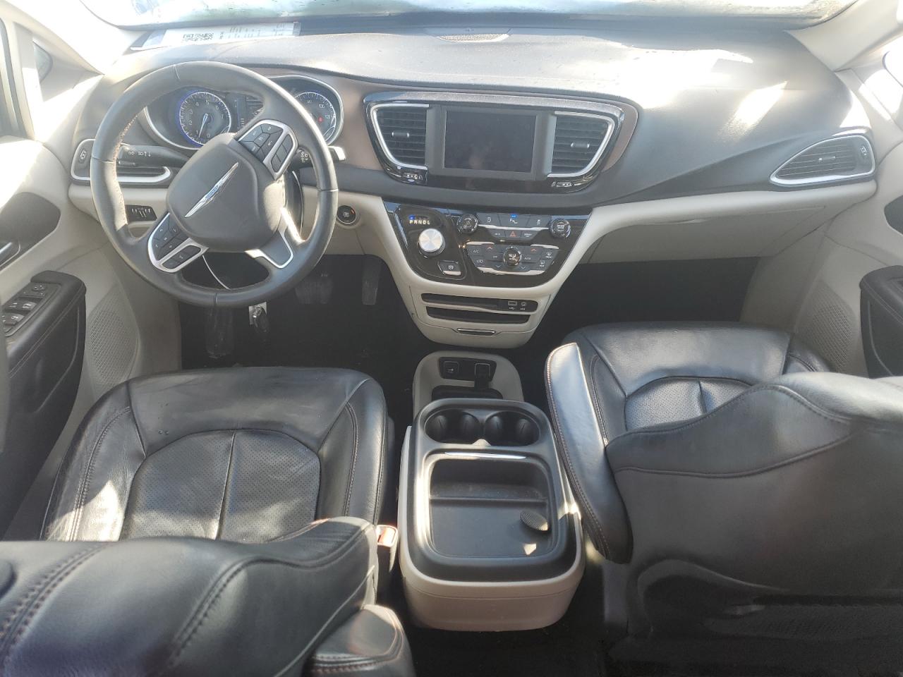 2018 Chrysler Pacifica - Image 8