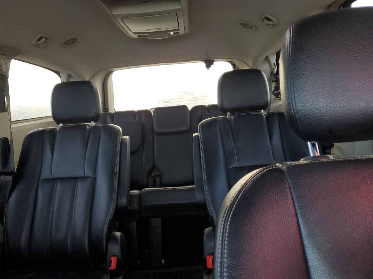 2015 Chrysler Town & Country - Image 10