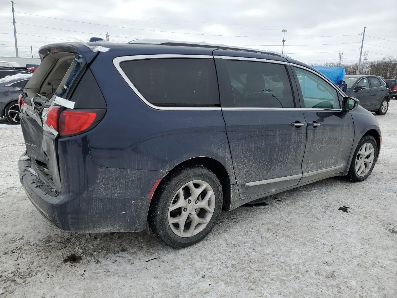 2017 Chrysler Pacifica - Image 3