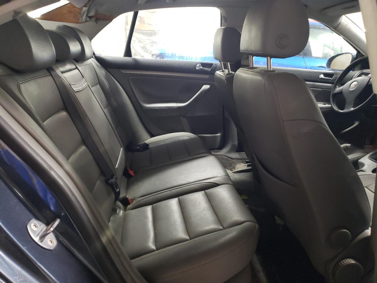 2005 Volkswagen Jetta - Image 10