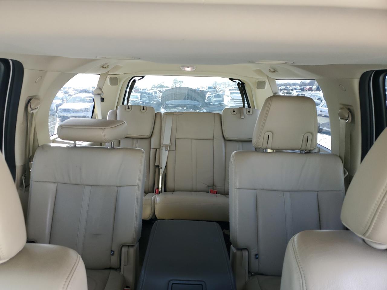 2017 Lincoln Navigator - Image 10