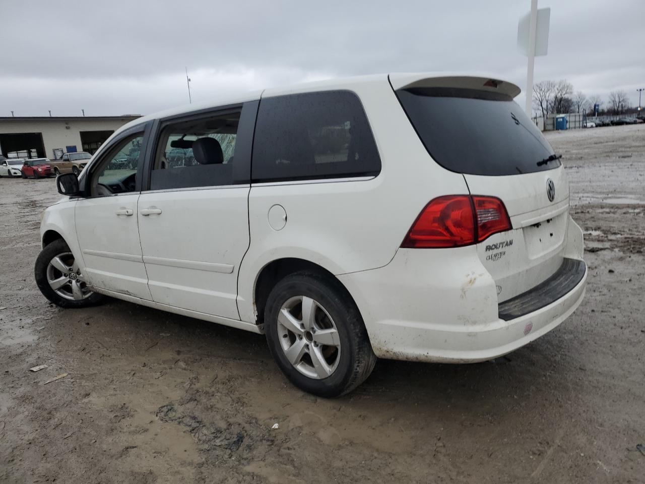 2010 Volkswagen Routan - Image 2