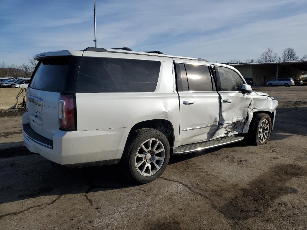 2017 GMC Yukon - Image 3