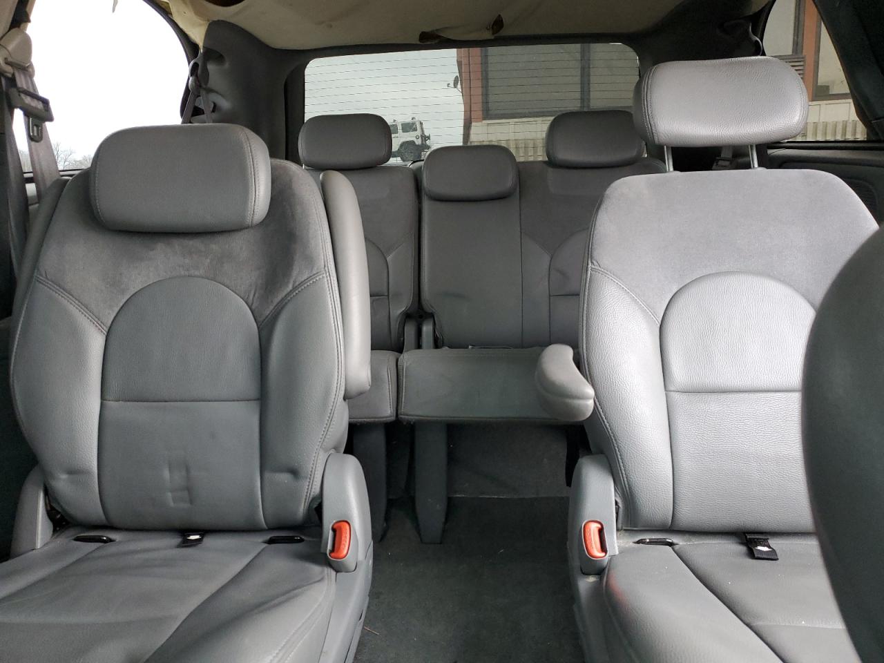 2005 Chrysler Town & Country - Image 10
