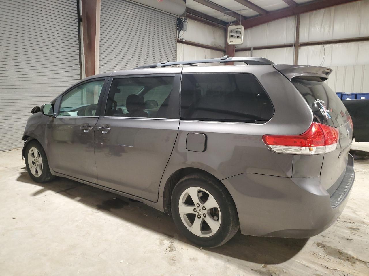 2014 Toyota Sienna - Image 2
