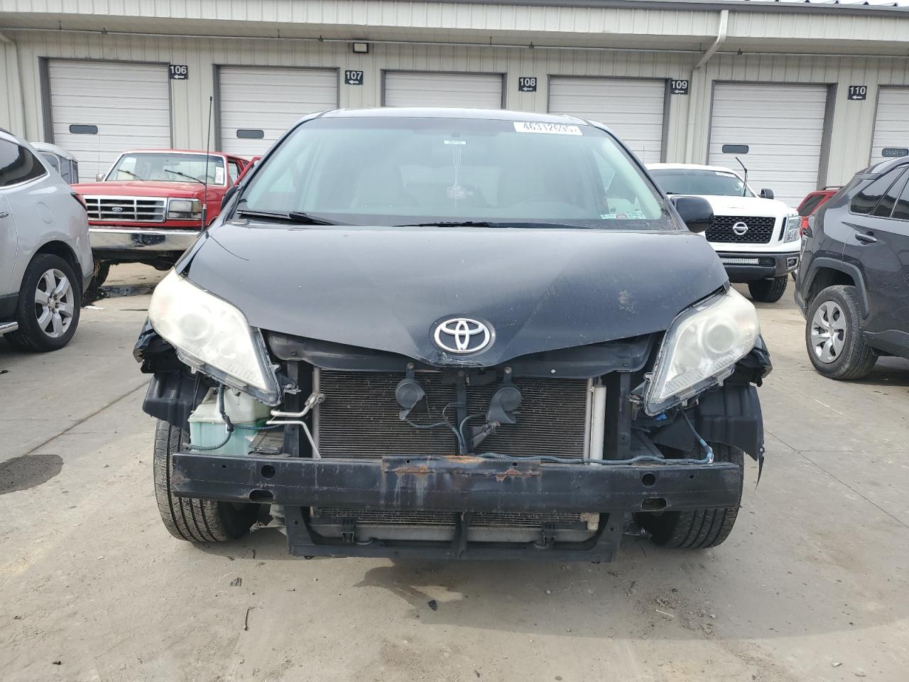 2012 Toyota Sienna - Image 5