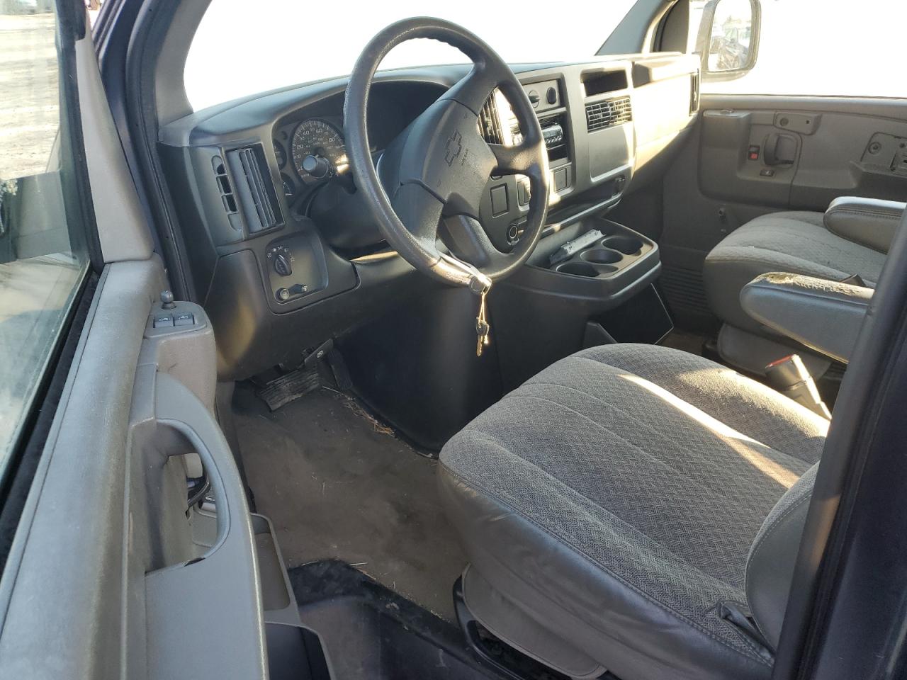 2005 Chevrolet Express - Image 8