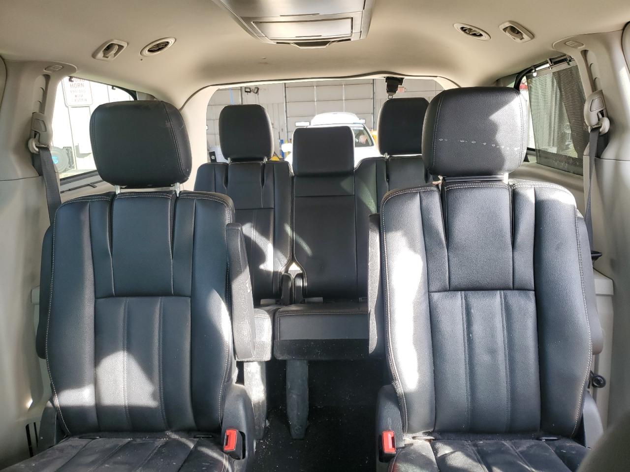 2015 Chrysler Town & Country - Image 10