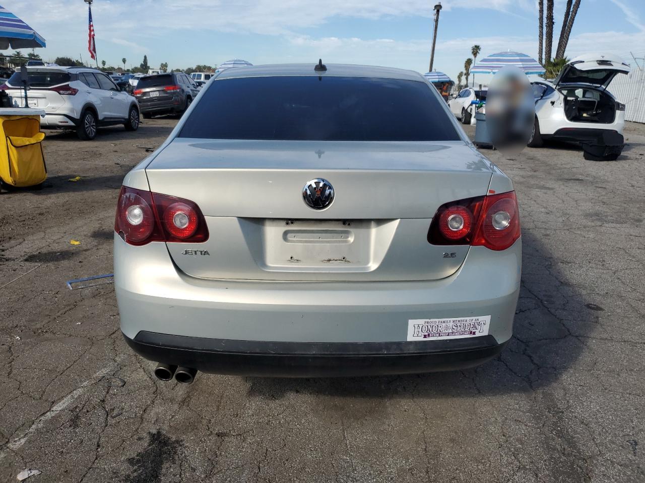 2010 Volkswagen Jetta - Image 6