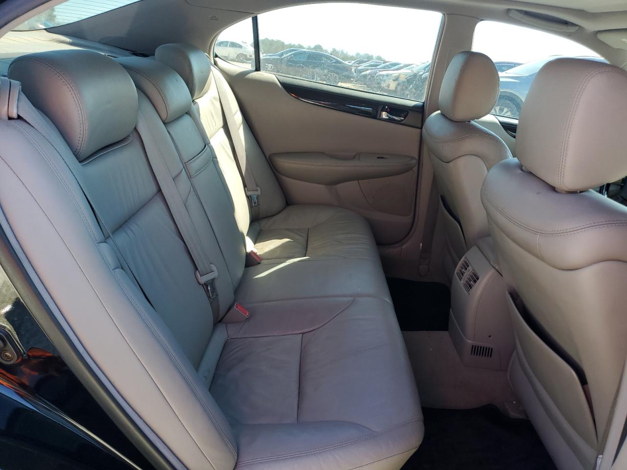 2004 Lexus ES - Image 10