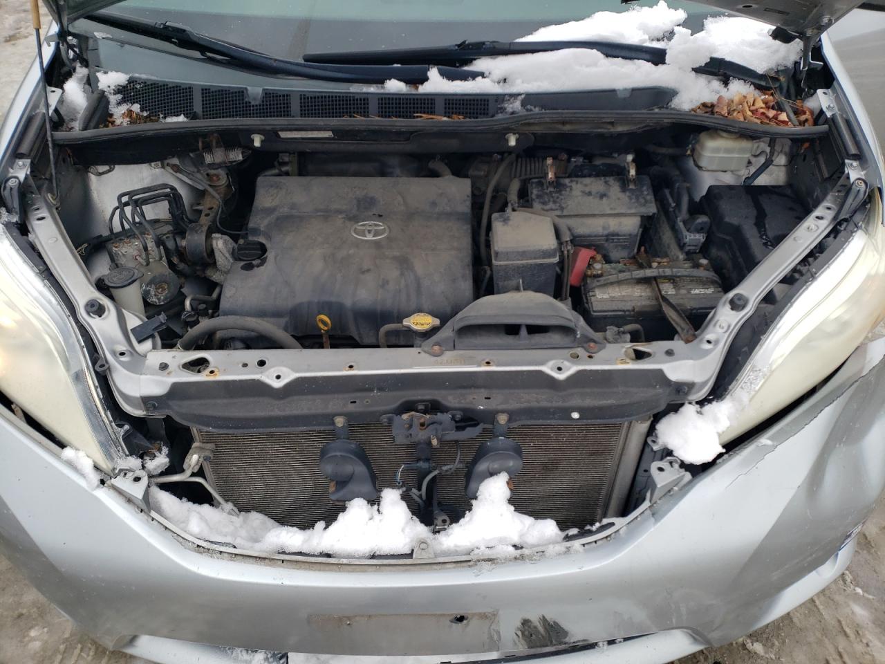 2011 Toyota Sienna - Image 12