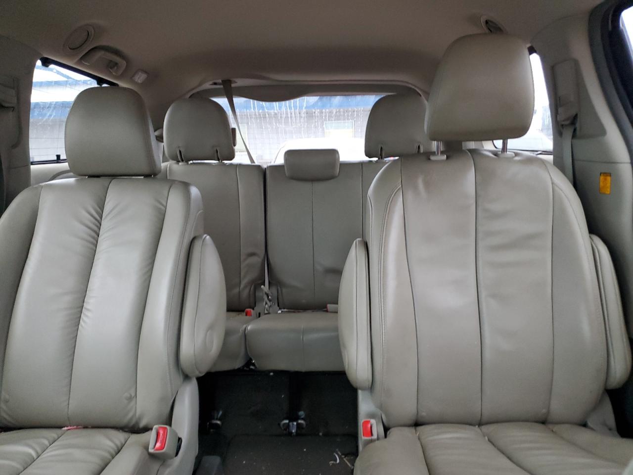 2013 Toyota Sienna - Image 10