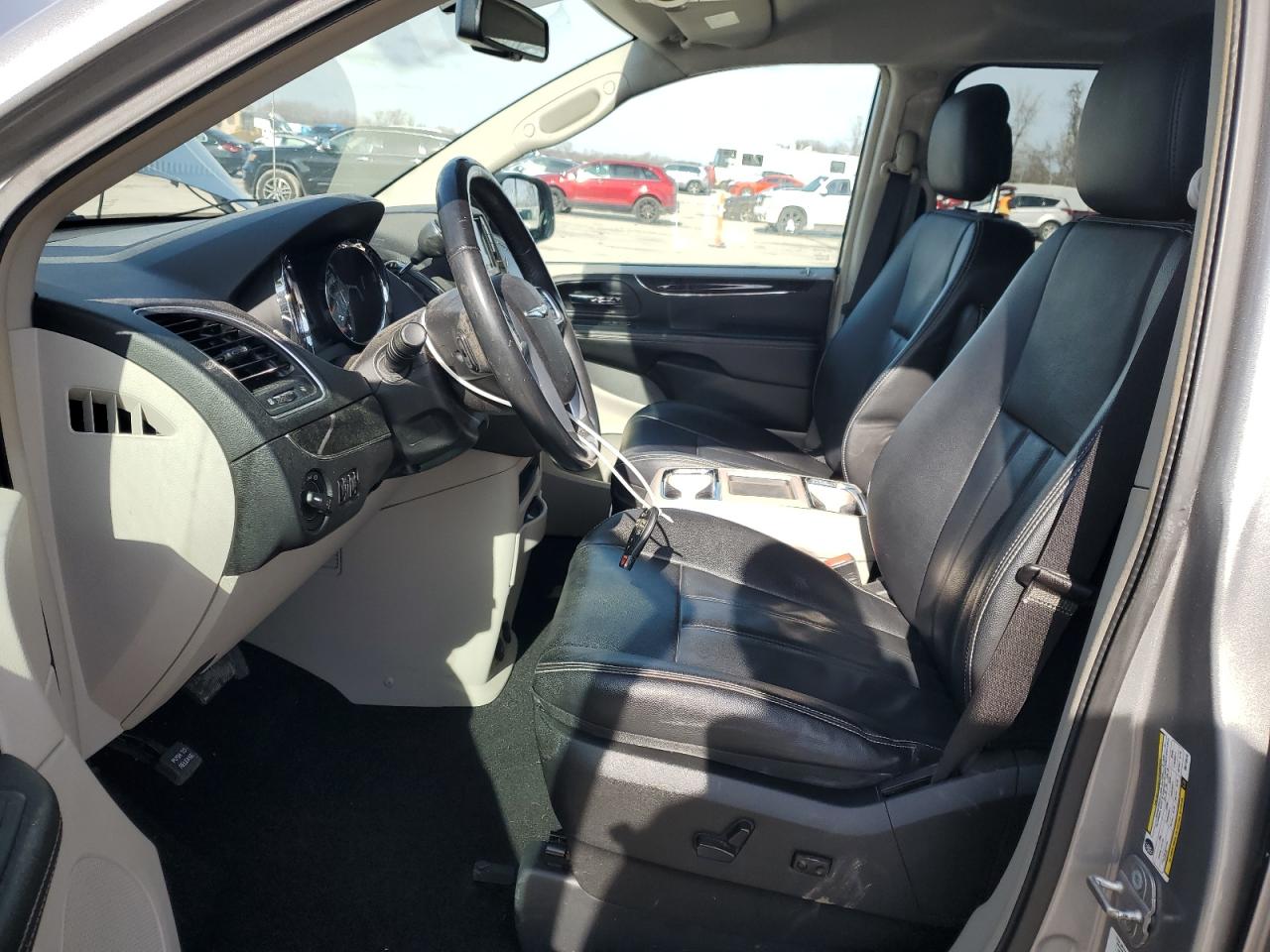 2013 Chrysler Town & Country - Image 7