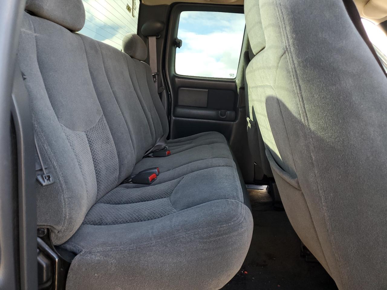 2004 Chevrolet Silverado - Image 11