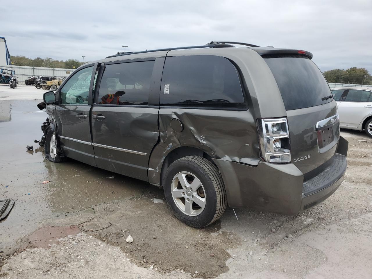 2010 Dodge Caravan - Image 2