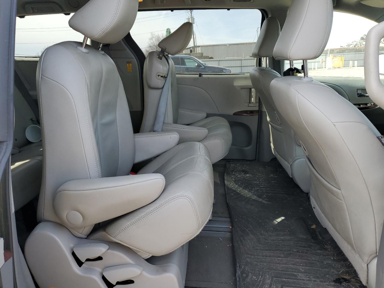2014 Toyota Sienna - Image 11