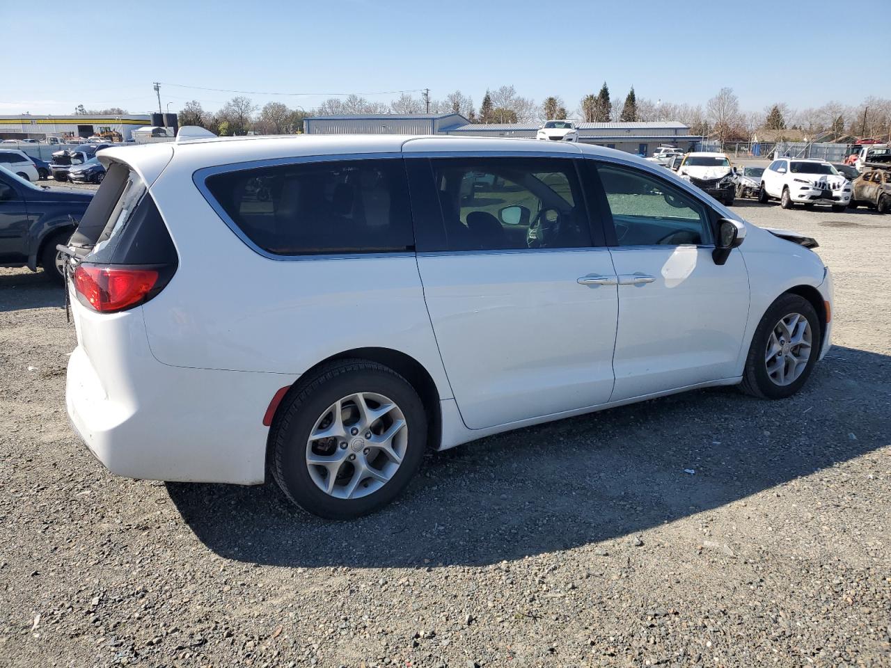 2017 Chrysler Pacifica - Image 3