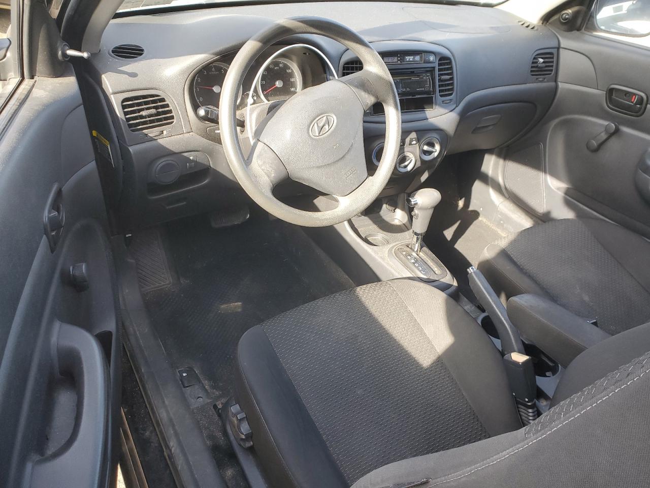 2010 Hyundai Accent - Image 8