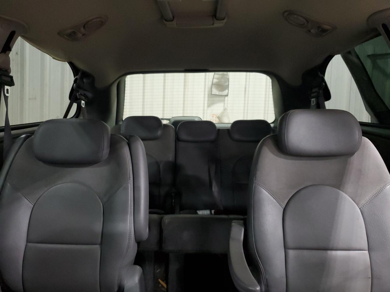 2006 Chrysler Town & Country - Image 10