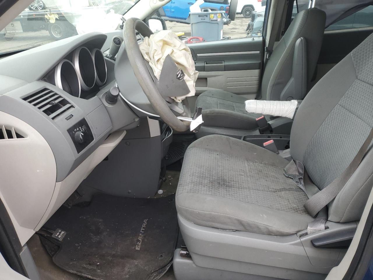 2010 Dodge Caravan - Image 7