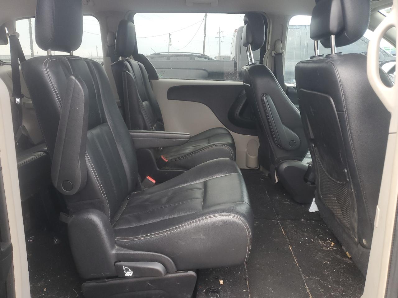 2016 Chrysler Town & Country - Image 11