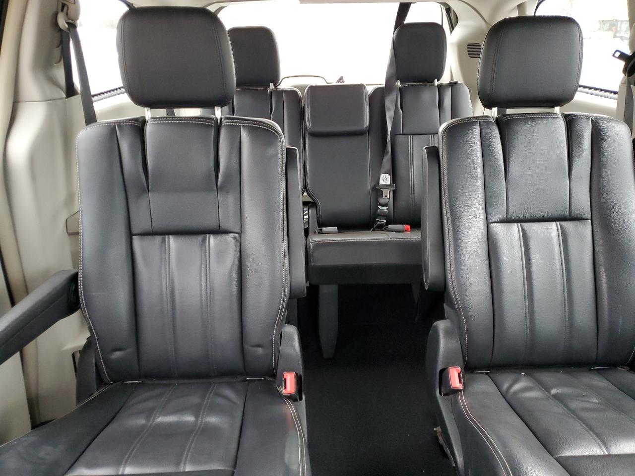 2013 Chrysler Town & Country - Image 10