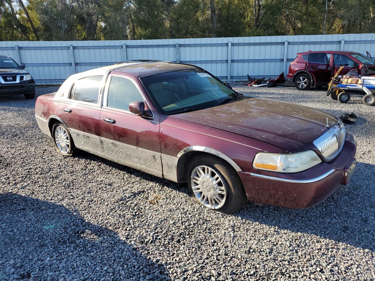 2006 Lincoln Town Car - Image 4