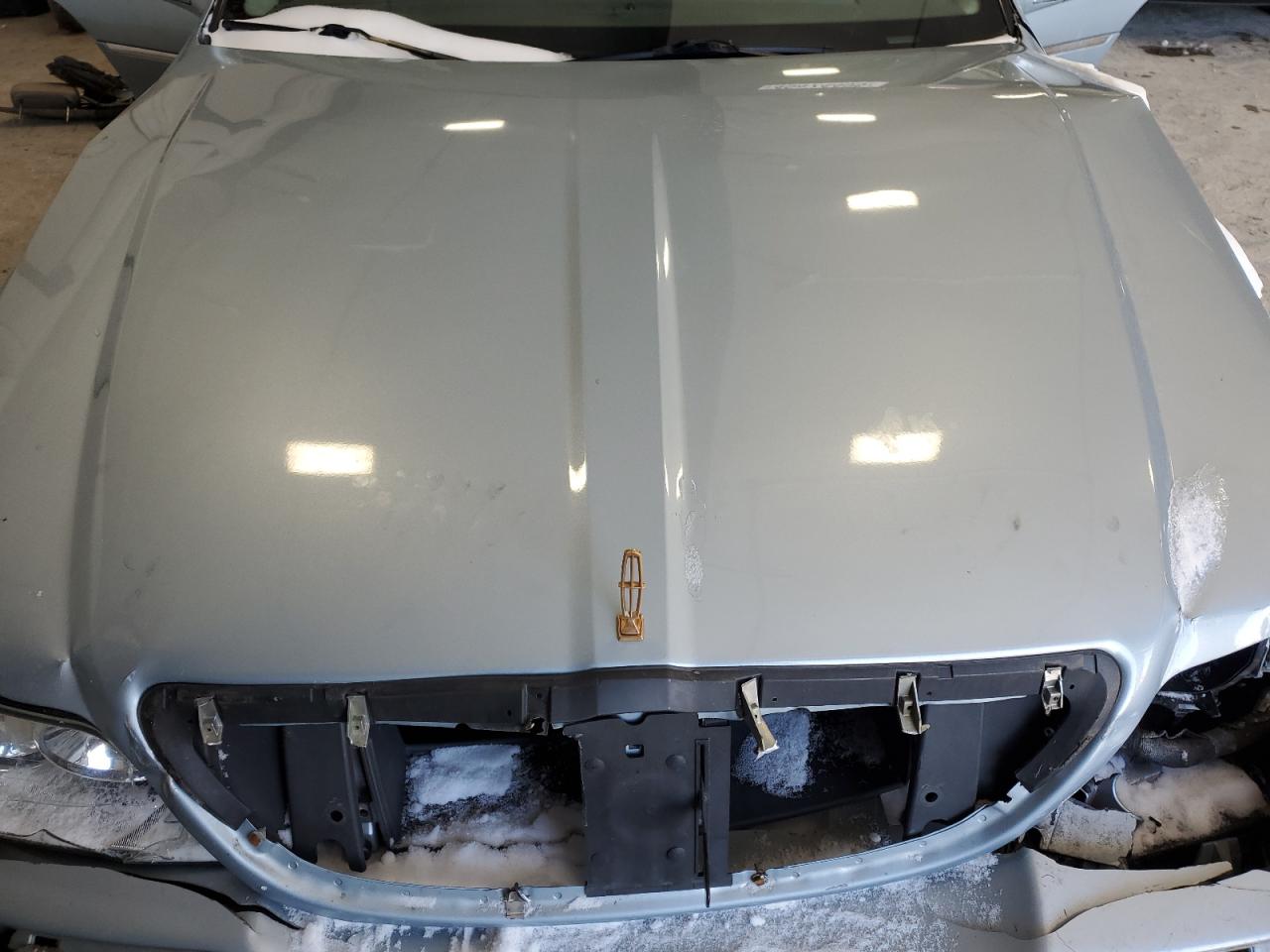 2005 Lincoln Town Car - Image 11